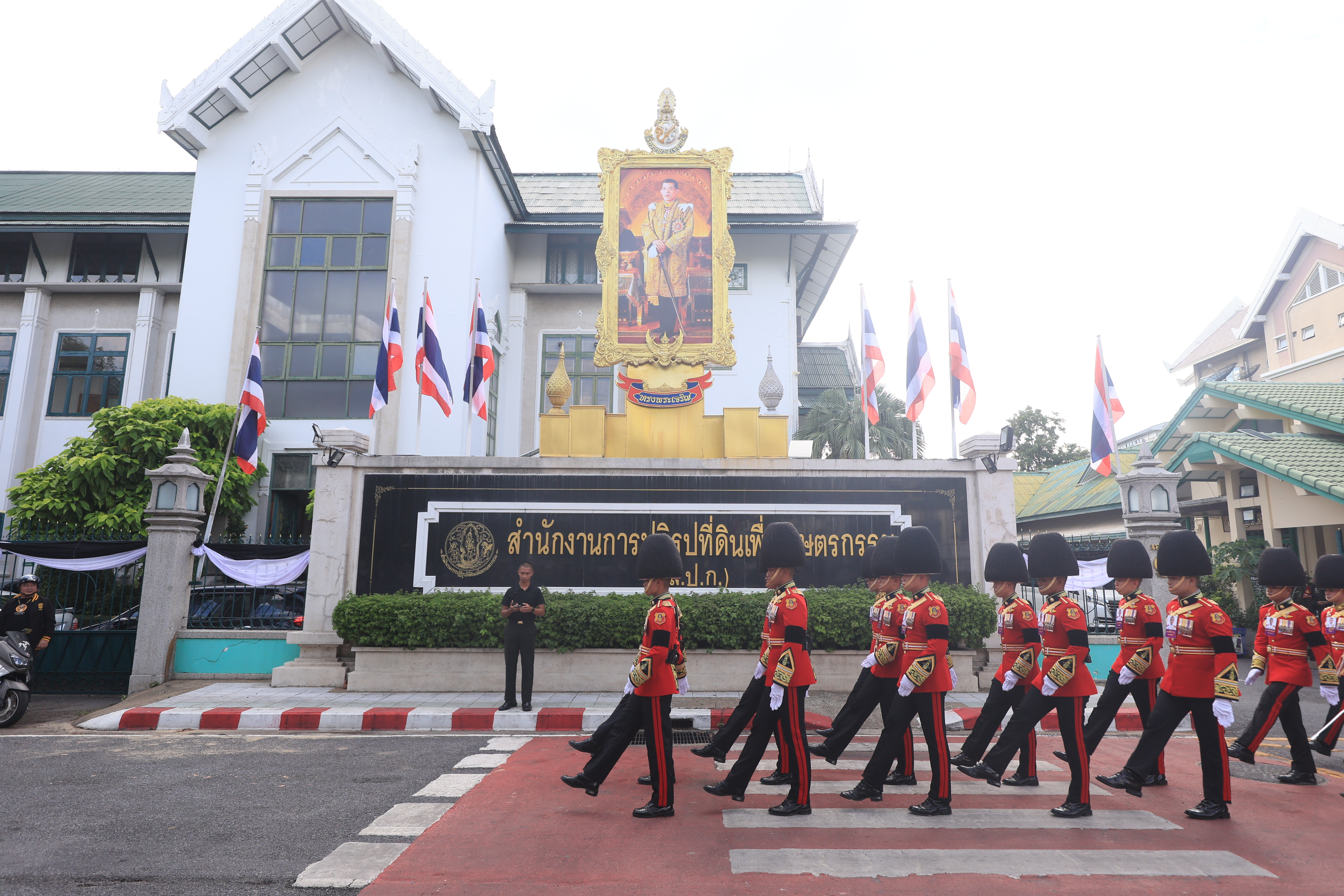 title - ส.ป.ก. ร่วมเข้าเฝ้าฯ และน้อมส่งเสด็จในการเคลื่อนขบวนอัญเชิญพระศพ สมเด็จพระเจ้าลูกเธอเจ้าฟ้าพัชรกิติยาภา นเรนทิราเทพยวดี กรมหลวงราชสาริณีสิริพัชร มหาวัชรราชธิดา สู่พระบรมมหาราชวัง